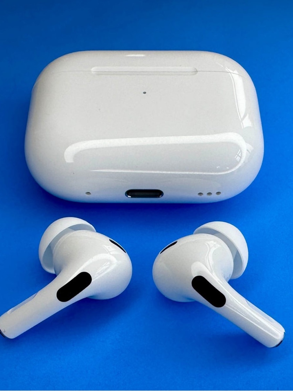 Apple White Wireless Earbuds with Charging Case